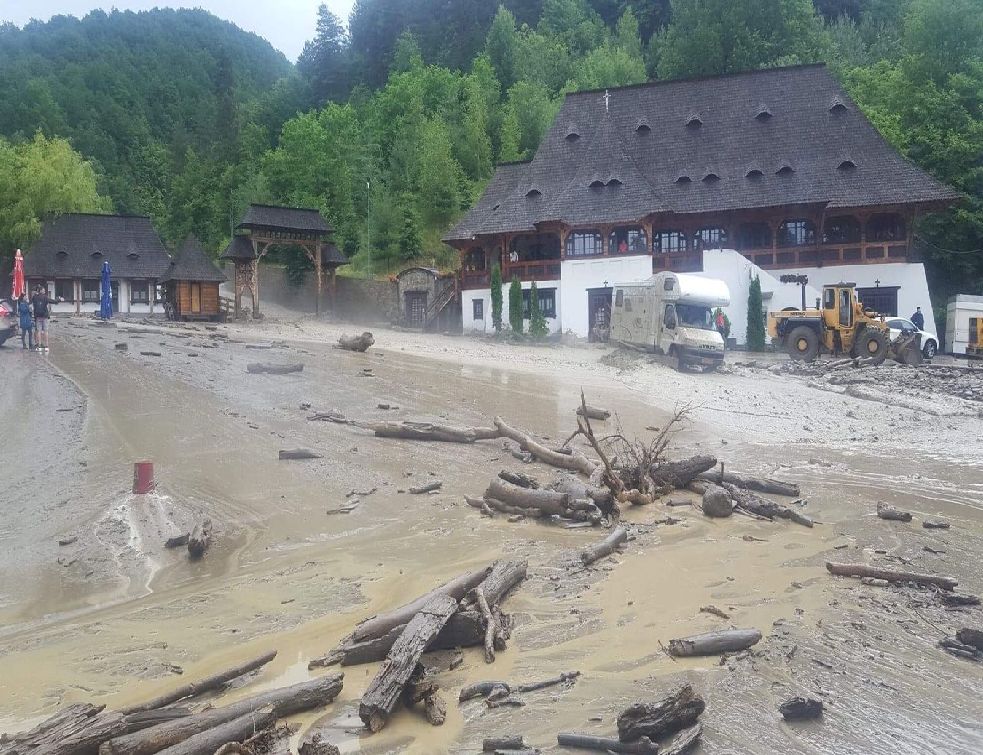 Rupere de nori la Bârsana. Un val de noroi a năvălit peste mănăstire – FOTO şi VIDEO