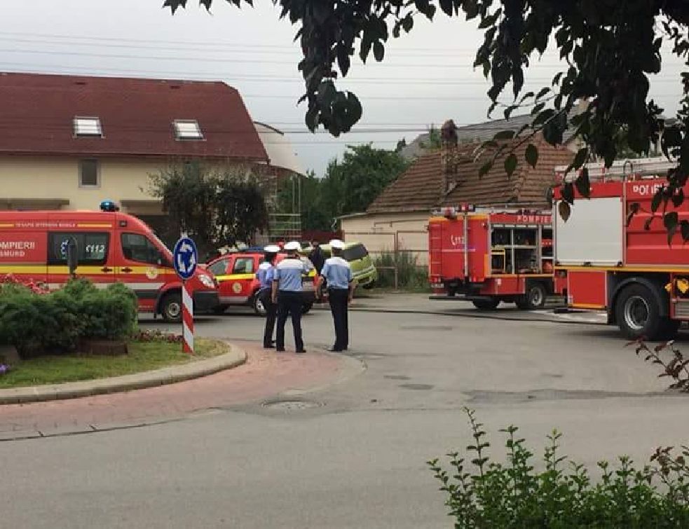 Accident grav în Baia Mare. Unui bărbat de 59 de ani i s-a făcut rău la volan şi a intrat cu maşina într-o casă – FOTO