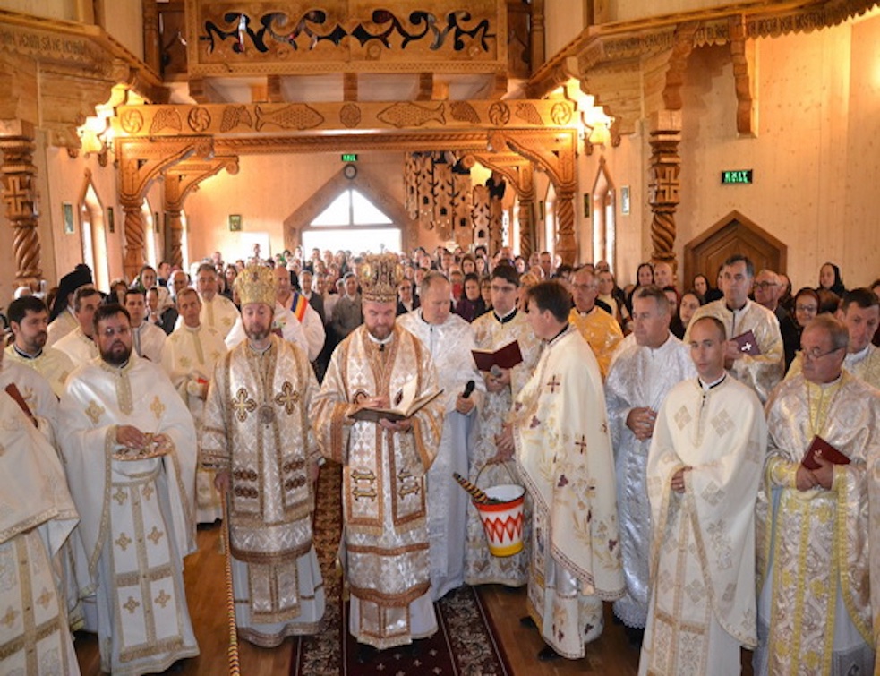 Doi ierarhi greco-catolici au sfințit noua biserică de lemn din parohia Săpânța – FOTO