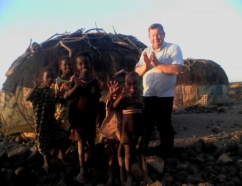 Colindul „Deschide uşa creştine”, în limba română, în Kenya – VIDEO