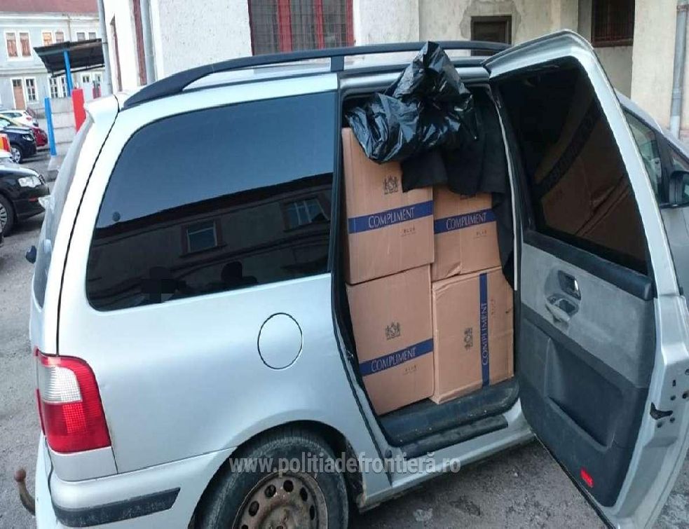 Peste 27.000 de pachete cu țigări de contrabandă, descoperite într-un autoturism și în cutii cu prajituri – VIDEO