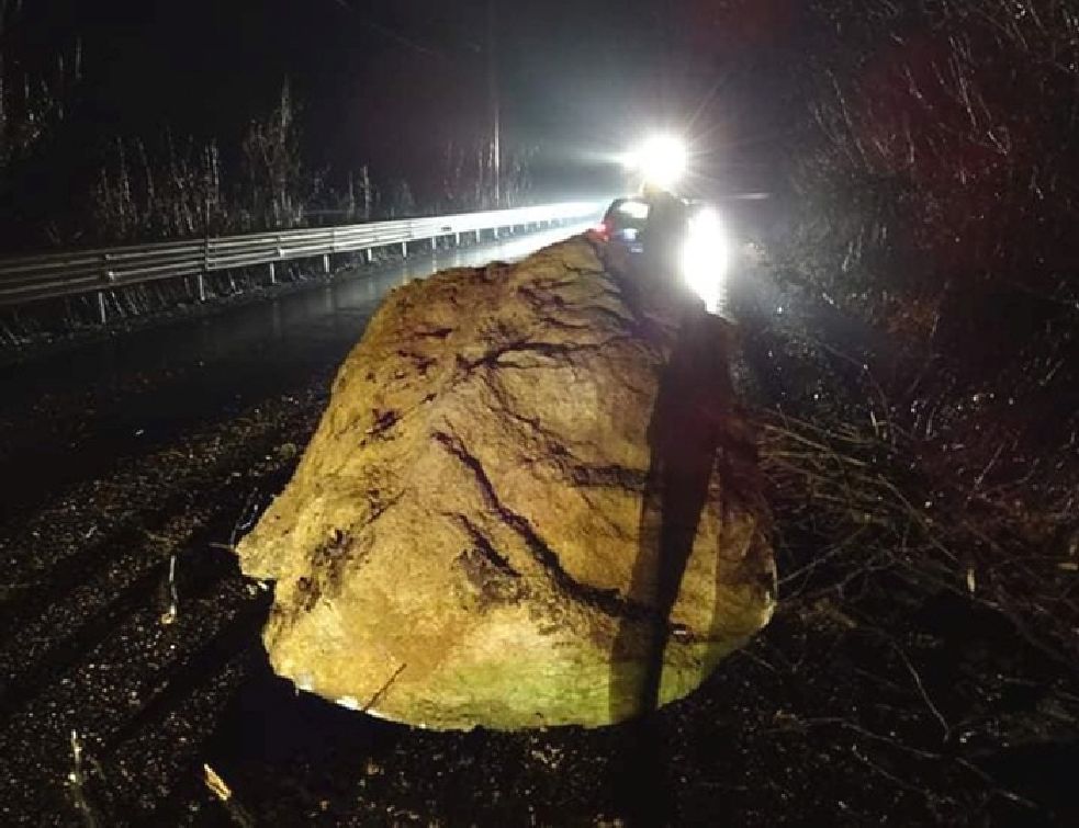 Maşină strivită de un bolovan pe DN 18 la Borşa – VIDEO
