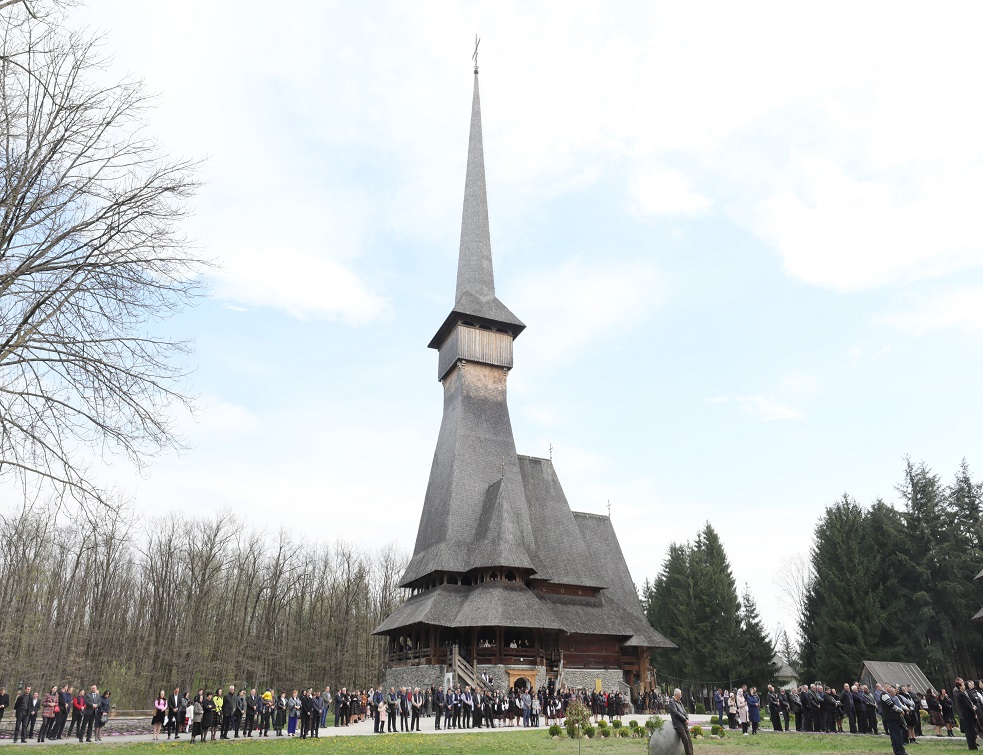 spoon plan Dependent Sfântă Liturghie Arhierească la Mănăstirea Săpânţa Noul Peri, care are cea  mai înaltă biserică de lemn din Europa - FOTO — eMaramures
