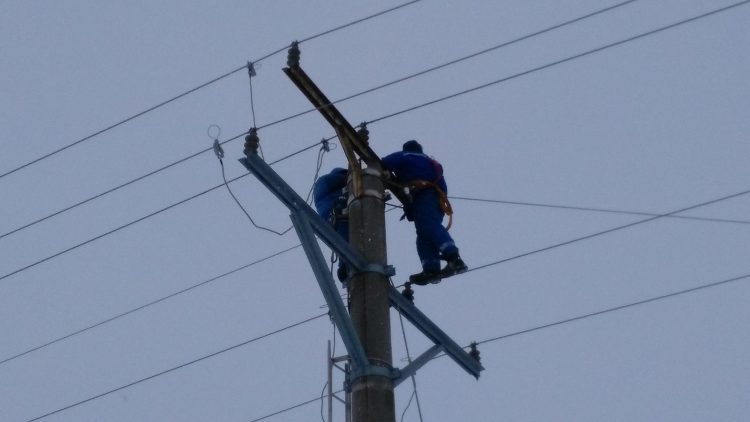 Furtuna a lăsat în beznă mii de maramureșeni