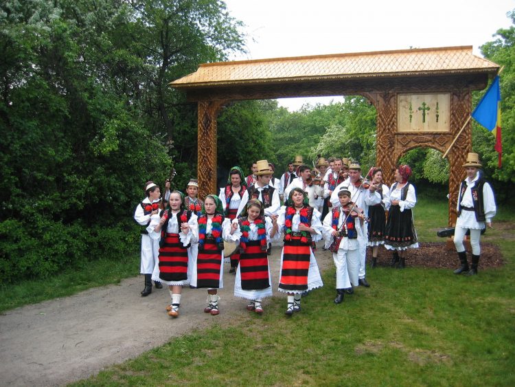 Poarta tradițională donată de maramureșeni vienezilor va fi resfințită – FOTO