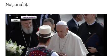 Papa Francisc întâmpinat la Catedrala Patriarhală cu pâine și sare de către un maramureșean – VIDEO