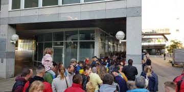 Sute de români stau la cozi în faţa secţiilor de votare din străinătate. „Voi din ţară puteţi vota uşor!“