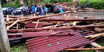 Prima evaluare a pagubelor produse de vijelia de ieri din Maramureş: 100 de copaci prăbuşiţi, 200 de vehicule avariate în Baia Mare – VIDEO
