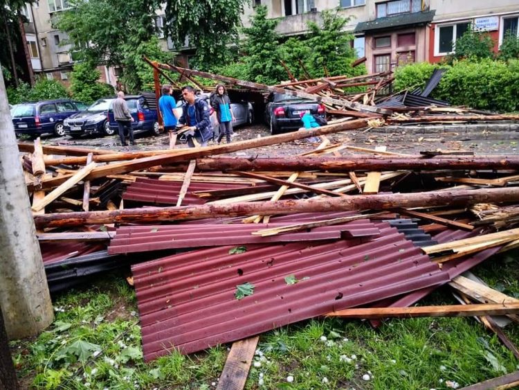 Prima evaluare a pagubelor produse de vijelia de ieri din Maramureş: 100 de copaci prăbuşiţi, 200 de vehicule avariate în Baia Mare – VIDEO