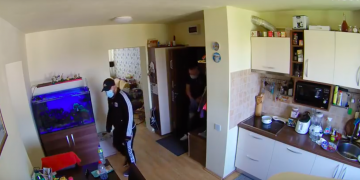 Furt din locuință filmat de camerele de supraveghere. S-a întâmplat în Cartierul Săsar