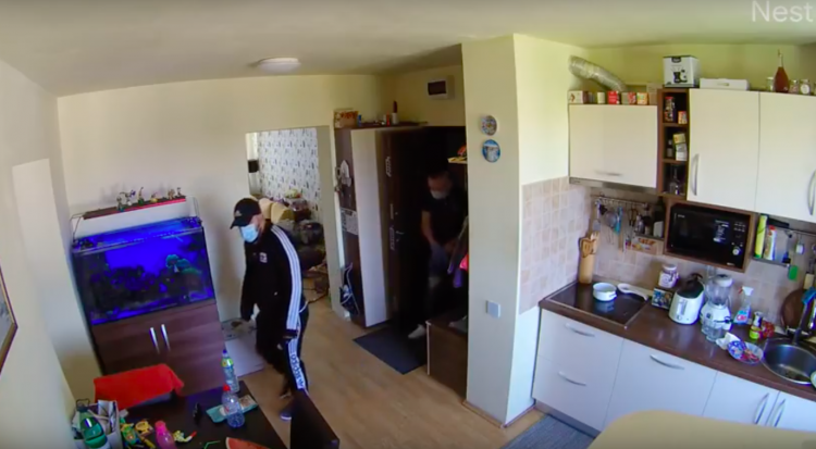 Furt din locuință filmat de camerele de supraveghere. S-a întâmplat în Cartierul Săsar