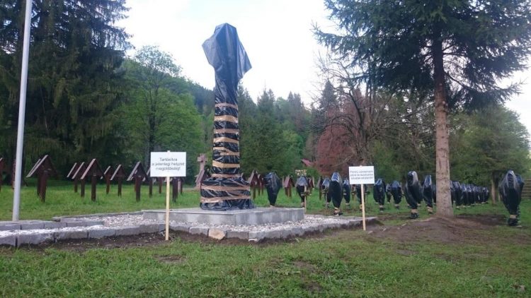 Crucile eroilor români din cimitirul Valea Uzului, acoperite cu saci de gunoi. Cum a fost posibil