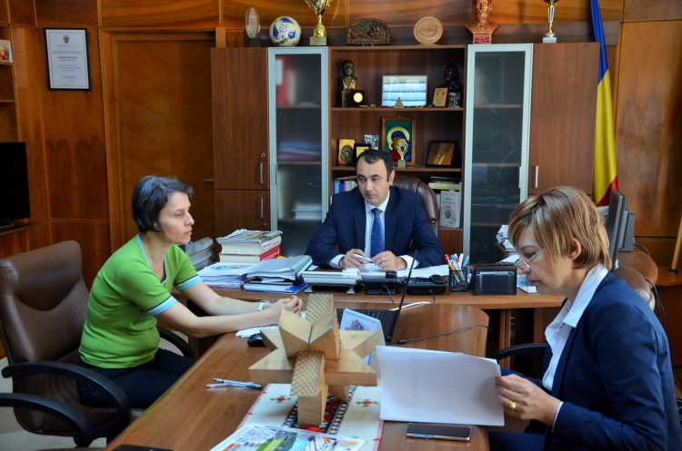 Secretarii de primării din Maramureş, băgaţi în şedinţă de prefect