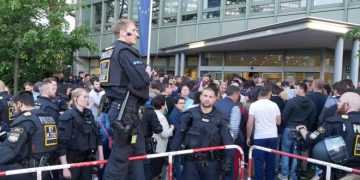 Toți românii aflați la coadă la consulatul din Munchen vor putea vota. „Final fericit”