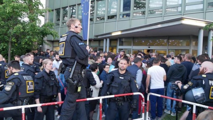 Toți românii aflați la coadă la consulatul din Munchen vor putea vota. „Final fericit”