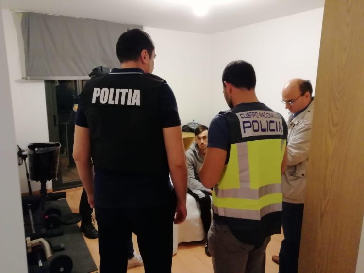Imagini de la percheziţii. Sute de poliţişti au descins în Maramureş şi alte 13 judeţe din ţară