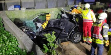 Un român şi fiul său, de 13 ani, accident cumplit în Germania, după ce au intrat cu maşina într-un perete din beton