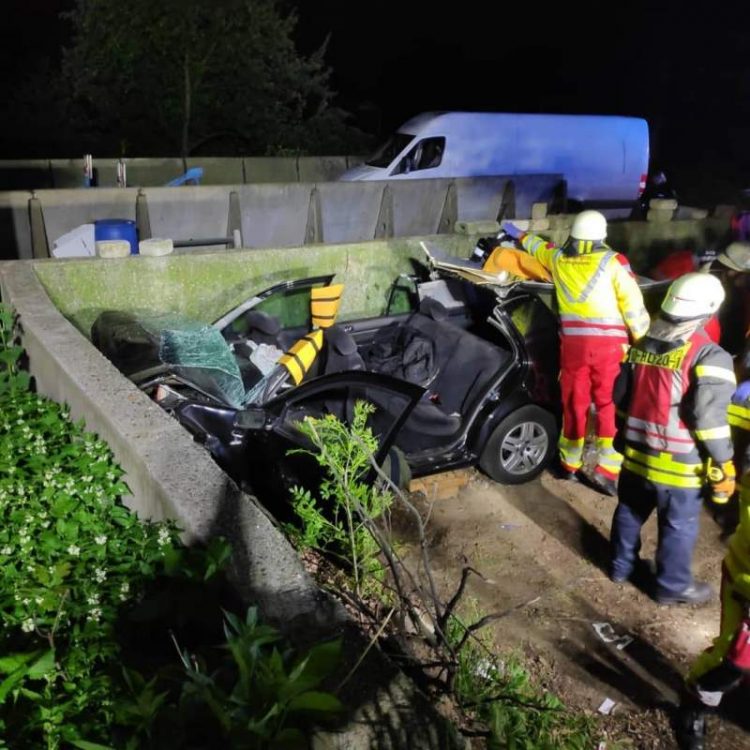 Un român şi fiul său, de 13 ani, accident cumplit în Germania, după ce au intrat cu maşina într-un perete din beton