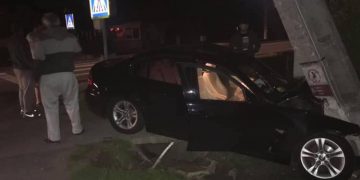 Şi-a făcut maşina praf după ce a intrat cu ea într-un stâlp la intrare în Recea