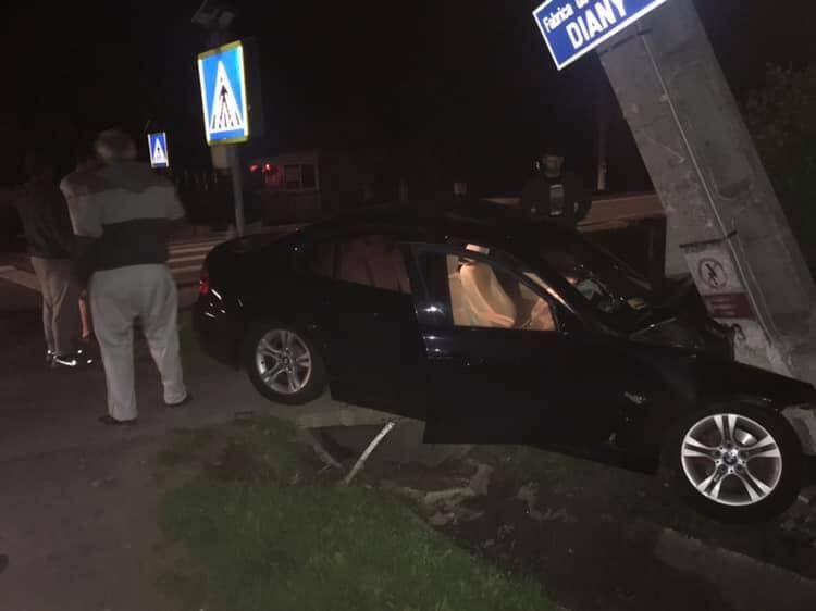 Şi-a făcut maşina praf după ce a intrat cu ea într-un stâlp la intrare în Recea
