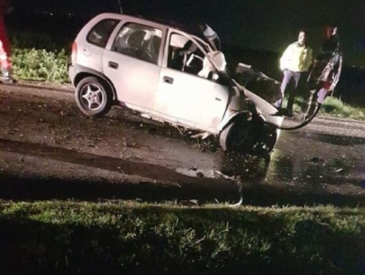 Gest şocant: Un tânăr a intrat intenţionat cu maşina într-un copac – foto