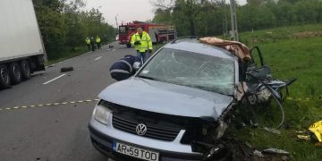 Un mort şi patru răniţi după ce un TIR a spulberat două maşini 