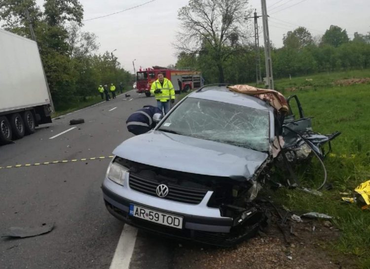 Un mort şi patru răniţi după ce un TIR a spulberat două maşini