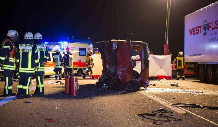 Microbuz cu români, implicat într-un accident înfiorător în Germania. O femeie şi-a pierdut viaţa