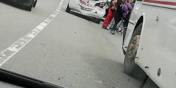 Actualizare / Trei maşini şi un autocar s-au ciocnit la Lăpuşel. Coada de maşini a ajuns la intrare în Recea dinspre oraş. Ce spun poliţiştii – FOTO