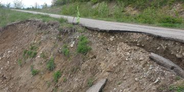 Drum afectat de o alunecare de teren în Bârsana, din cauza ploilor abundente – foto