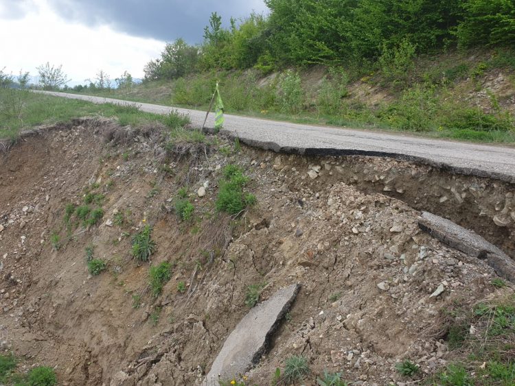 Drum afectat de o alunecare de teren în Bârsana, din cauza ploilor abundente – foto