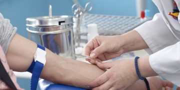 Românii vor scoate mai mulți bani din buzunar la analize, în urma restrângerii pachetului de servicii medicale pentru populație