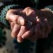 S-a dat drept reprezentant al primăriei, dar a lăsat o băimăreancă de 80 de ani fără 600 de lei