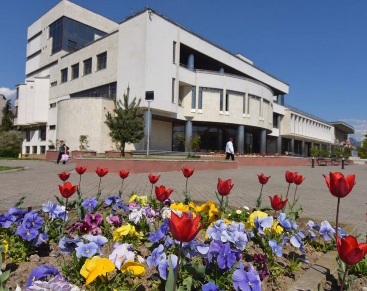 Lansare de carte la Biblioteca Judeţeană: „Albastru”, de Mircea Grumaz