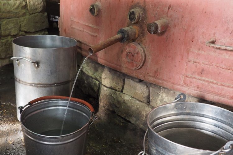 Un bărbat de 35 de ani a suferit arsuri îngrozitoare după ce a căzut într-un cazan cu borhot fierbinte