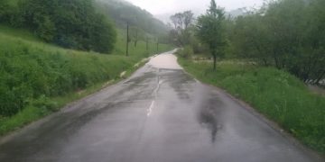 Breaking news! Pârâul Bocicoiel a ieşit din matcă, TRAFIC RESTRICŢIONAT TEMPORAR pe DJ 188, între Vișeu și Bogdan Vodă – foto