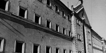 Bucăți de lemn de la închisorile din Sighet şi Gherla, încorporate în jilțul lucrat special pentru Papa Francisc