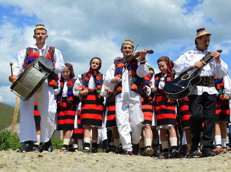 Festivalul internațional de cântece și jocuri populare ”Fiii satului” la Strâmtura – FOTO