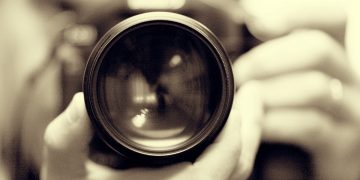 „Călător în noiembrie”, expoziţie de fotografii la Biblioteca Judeţeană