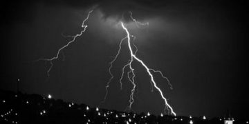 Informare ANM: Ploi torenţiale și descărcări electrice, până duminică seara