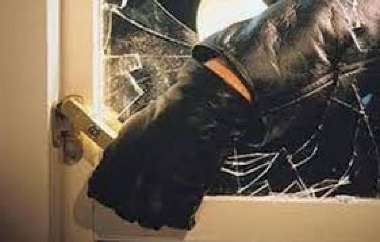 Au furat mai multe sticle cu băuturi dintr-o casă din Şomcuta Mare. Acum sunt cercetaţi acum pentru furt calificat