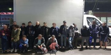 17 imigranţi ascunși într-o camionetă, depistaţi de poliţiştii de frontieră. Printre ei şi o minoră