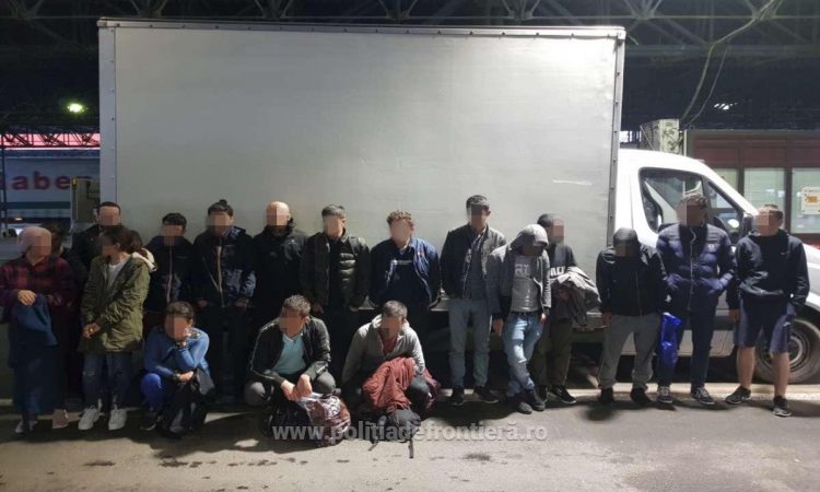 17 imigranţi ascunși într-o camionetă, depistaţi de poliţiştii de frontieră. Printre ei şi o minoră