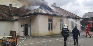 FOTO, VIDEO – Incendiu la şcoala din Văleni!