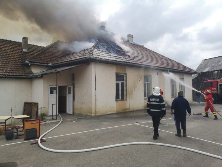 FOTO, VIDEO – Incendiu la şcoala din Văleni!