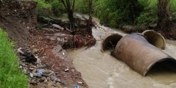 COD ROŞU: Pod distrus de torenţi la Vişeu de Jos – FOTO