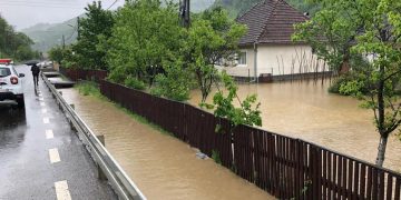 Apele au intrat în curţile oamenilor din Strâmtura şi Vişeu de Sus. Au fost atinse cotele de atenţie pe râurile Firiza şi Cavnic – foto