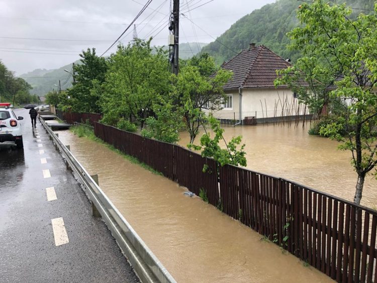 Apele au intrat în curţile oamenilor din Strâmtura şi Vişeu de Sus. Au fost atinse cotele de atenţie pe râurile Firiza şi Cavnic – foto