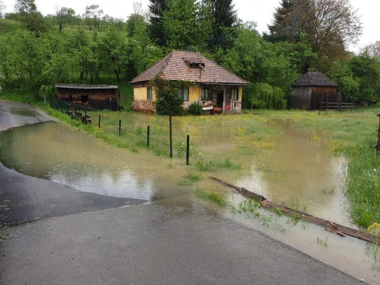 Bilanţul după ploile torenţiale din Maramureş: Cursuri suspendate şi probleme în mai multe localităţi- foto