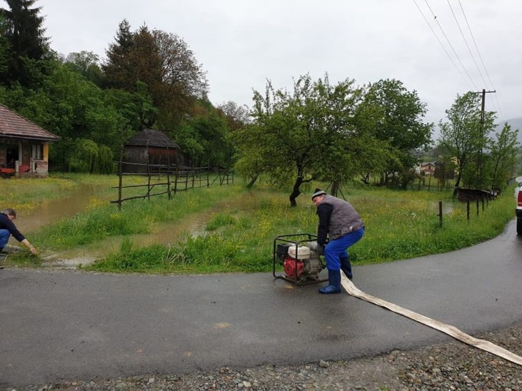 Bilanţul după ploile torenţiale din Maramureş: Cursuri suspendate şi probleme în mai multe localităţi- foto